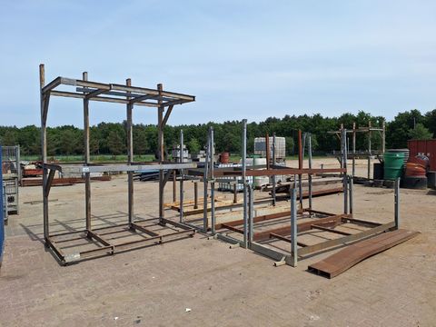 Lot metal stacking and carrying racks incl. contents and 2 extension forks