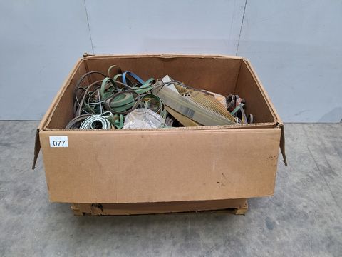 Box met partij industriele aandrijfriemen