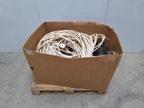 Box met diverse elektrokabel