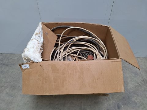 Box met diverse elektrokabel