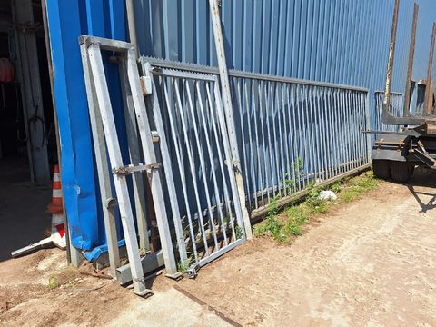 Schuifpoort vrijdragend gegalvaniseerd met deur en poort