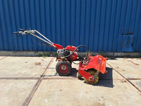 Iseki SA570  tweewielige tractor met Tuchel borstel