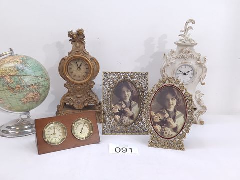 Vintage decoratie: wereldbol, klokken & fotolijsten