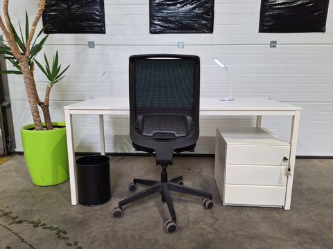 Wit bureau met bijhorend ladeblok,stoel,afvalemmer en lamp