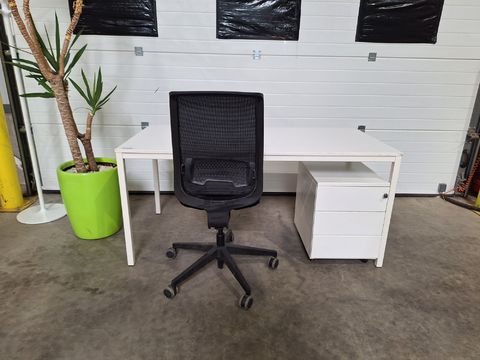 Wit bureau met bijhorend ladeblok,stoel,afvalemmer en lamp
