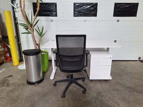 Wit bureau met bijhorend ladeblok,stoel en afvalemmer