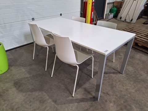 Witte keukentafel met 4 stoelen