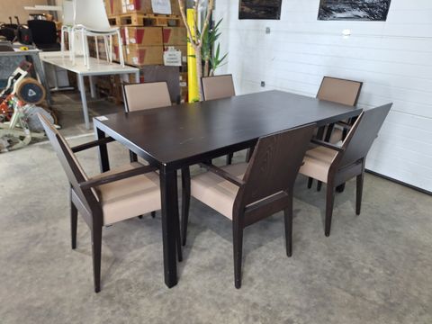 Eetkamertafel met 7 stoelen bekleed met kunstleder