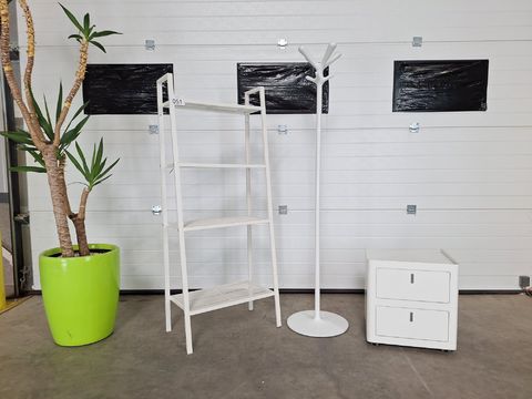Lot met boekenrek,ladeblok en kapstok