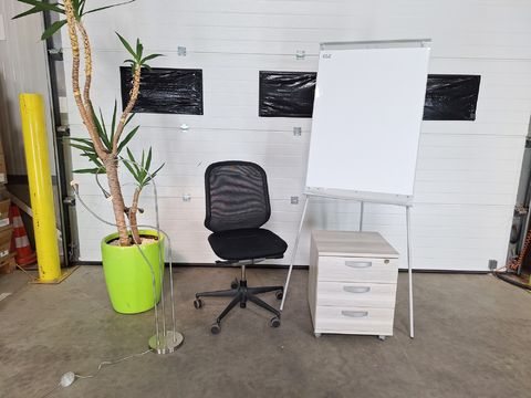 Lot met bureaustoel,ladekast en Flipover Driepoot Whiteboard