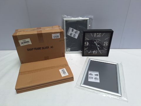 Lot met 15 A3 fotolijsten en wandklok
