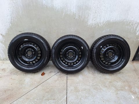 3 Pirelli banden op 16 inch stalen velgen