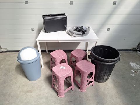 Lot met wit tafeltje,3 pvc vuilemmers,4 pvc krukjes,stofzuigtoebehoren en pilotenkoffer