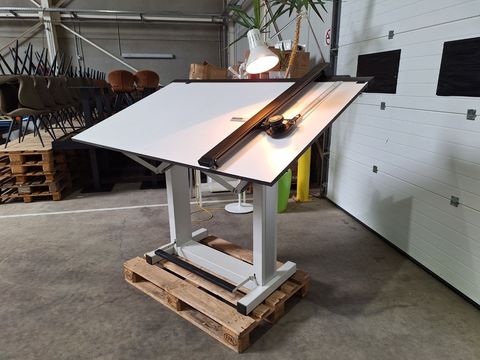 Table à dessin Regma de Ferres avec commande au pied et éclairage