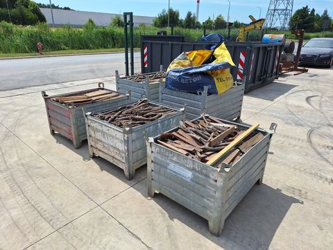 Lot de 5 conteneurs empilables remplis de bois de chauffage divers et de 100 kg de charbon
