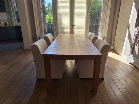 Massief houten eetkamertafel met 4 stoelen