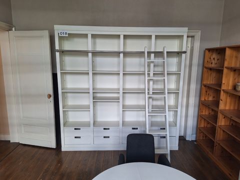 Boekenkast wit met trap