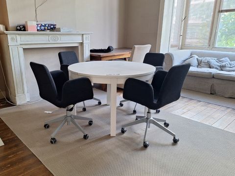 Ronde witte tafel met 4 bureaustoelen incl.tapijt