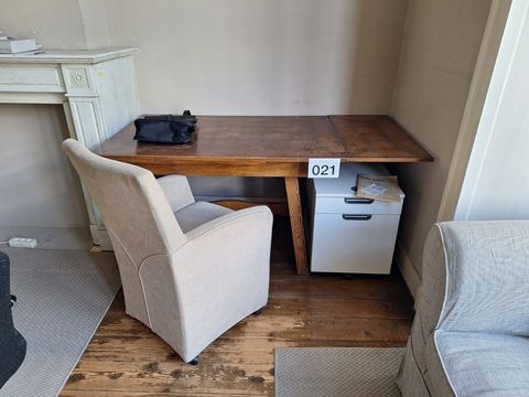 Lot met tafel,stoel en ladekast incl.draagtas