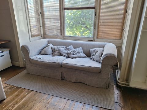 Lichtgrijze sofa met sierkussens