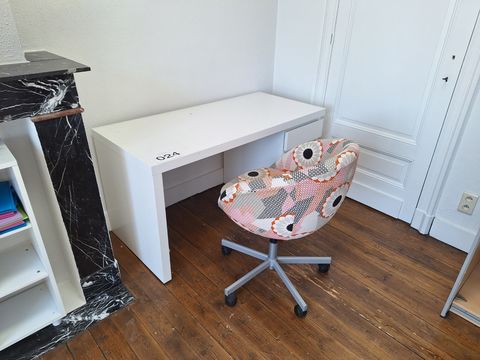 Wit bureau met stoel