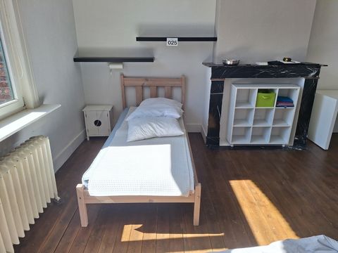 Lot met eenpersoonsbed,nachtkastje,leggers en 9-vaks kast
