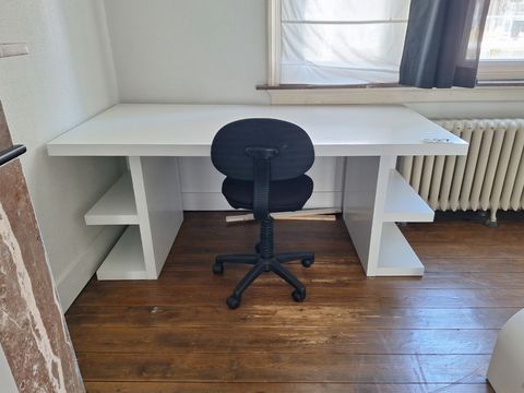 Wit bureau met stoel