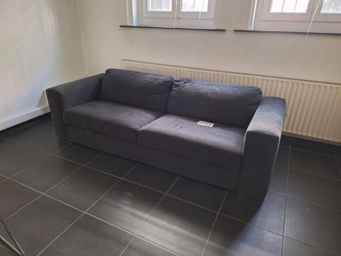 Moderne tweezitsbank in donkergrijze stof