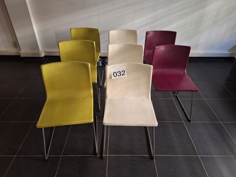 Set van 8 moderne Ikea stoelen met metalen poten