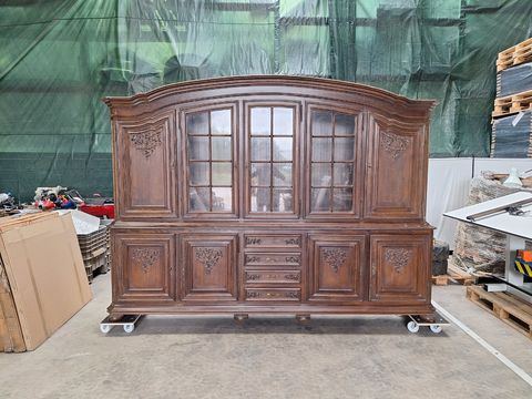 Antieke houten vitrinekast met rijkelijk gedetailleerde houtsnijwerk