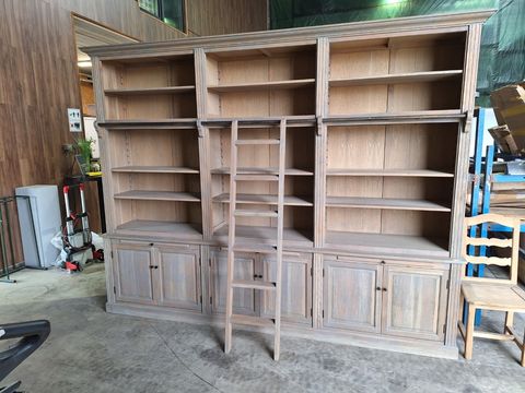 Massief eikenhouten boekenkast met 3 schuiven, 6 deuren en ladder