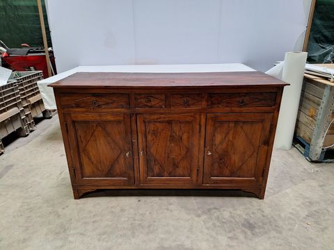 Rustiek houten dressoir met 4 lades en 3 deuren
