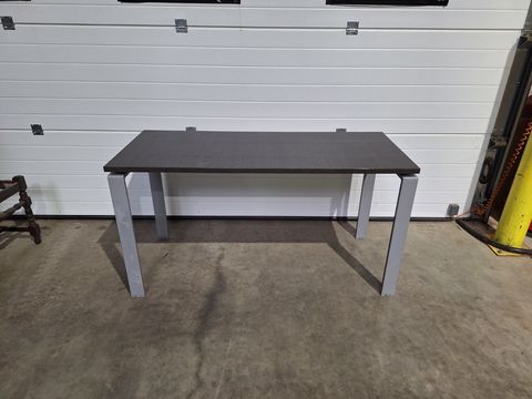 Strakke rechthoekige tafel met donker blad en lichtgrijze metalen poten