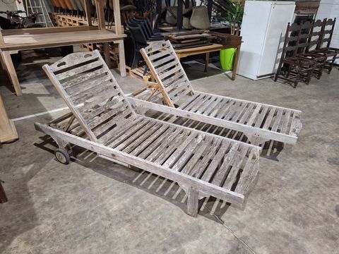 Set van twee houten ligstoelen met lattenstructuur