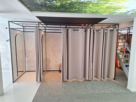 4 pashokken totale afmeting L4m30 x B1m34 x H 2m35 incl.gordijnen,spiegels en verlichting