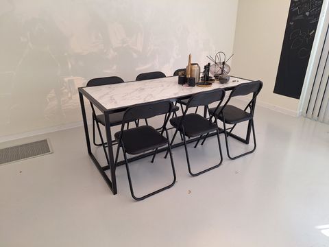 1x tafel zwart metaal L170xB80xH75cm+6 zwarte klapstoelen