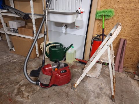 Stofzuiger en huishoudtrapje