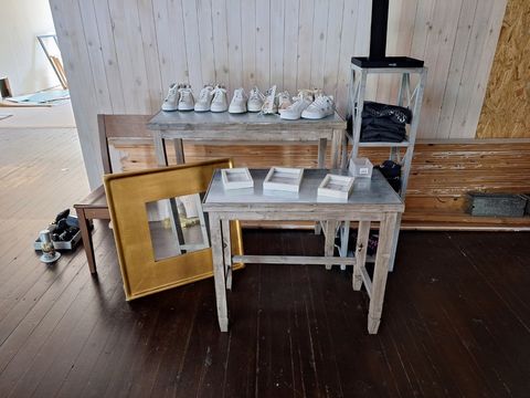 Lot meubels(2 tafels,stoel en spiegel)