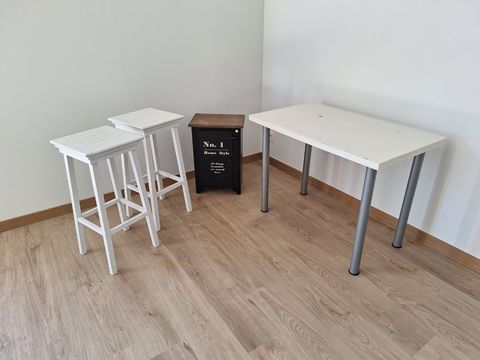 Lot meubelen(tafel,kastje en 2 krukken)