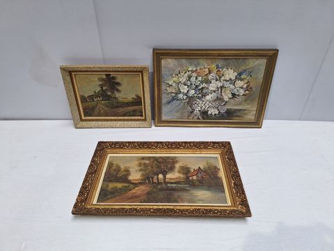 Drie decoratieve schilderijen in vergulde lijsten