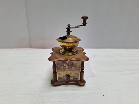 Vintage koffiemolen met messing bovenwerk en houten basis,