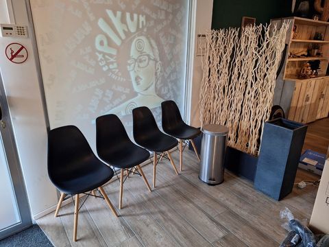 4 x eetkamerstoelen, pedaalemmer,hoge bloempot en wandscherm