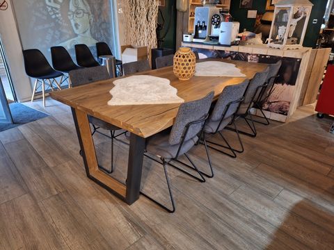 Boomstamtafel massief van H&H met 8 stoelen van XOOON