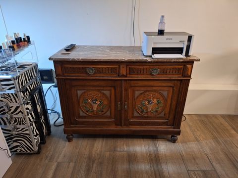 Sierlijke antiek houten kast