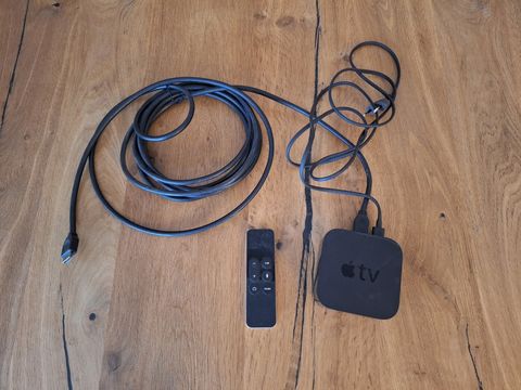 Apple TV streaming set met afstandsbediening en kabels