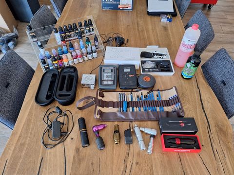 Lot Professionele set voor tattoo-artiesten, bestaande uit meerdere tattoo-machines
