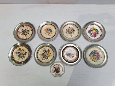 9 stuks handgeschilderde tinnen borden