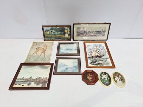 Verzameling van 10 ingelijste kunstwerken in diverse formaten en stijlen