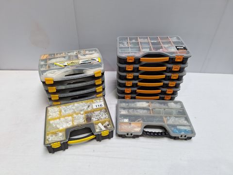 12  koffers gevuld met klein materiaal