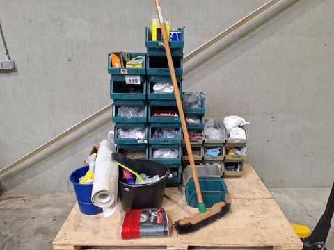 Lot met 10tal pvc bakjes met klein materiaal,emmer,borstel enz...(zie afb)